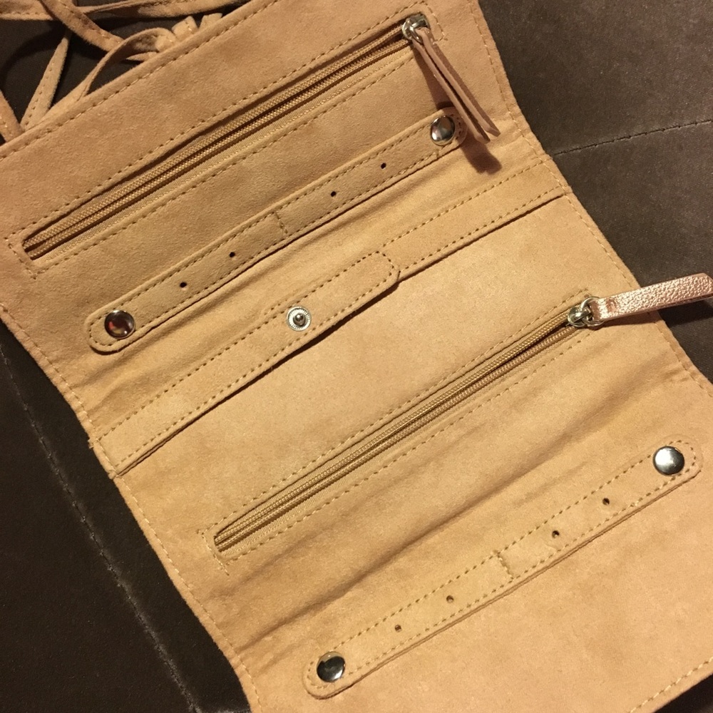 FREE GIFT ๐ ๐ Travel Jewelry Pouch ๐ - Picture 2 of 5